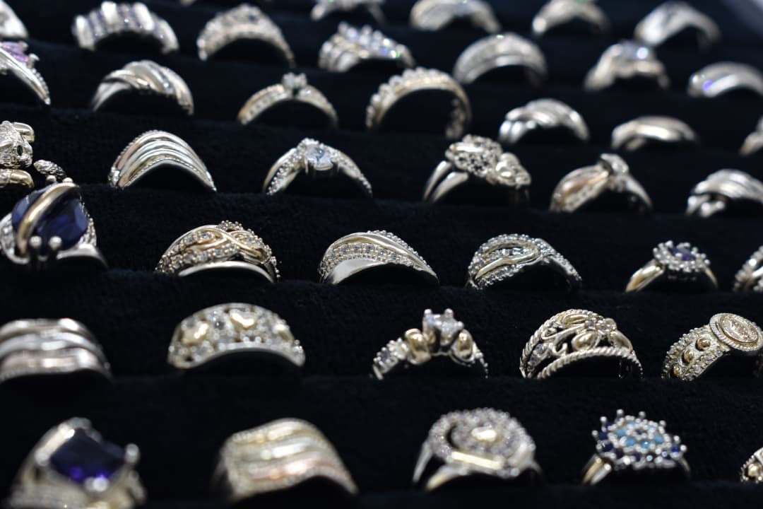 Artesanos creando joyas en Luna de Plata